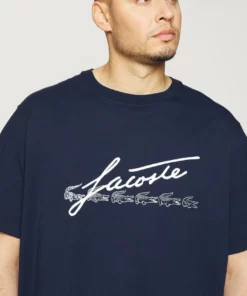 Lacoste PLUS - T-shirt Imprimé - Navy Blue 14 Lacoste PLUS - T-shirt Imprimé - Navy Blue -Lacoste Soldes Magasin b7873eb278b34ff3b1e2bdd698053e57