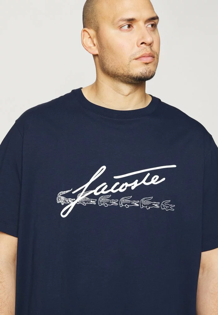 Lacoste PLUS - T-shirt Imprimé - Navy Blue 7 Lacoste PLUS - T-shirt Imprimé - Navy Blue – Image 7