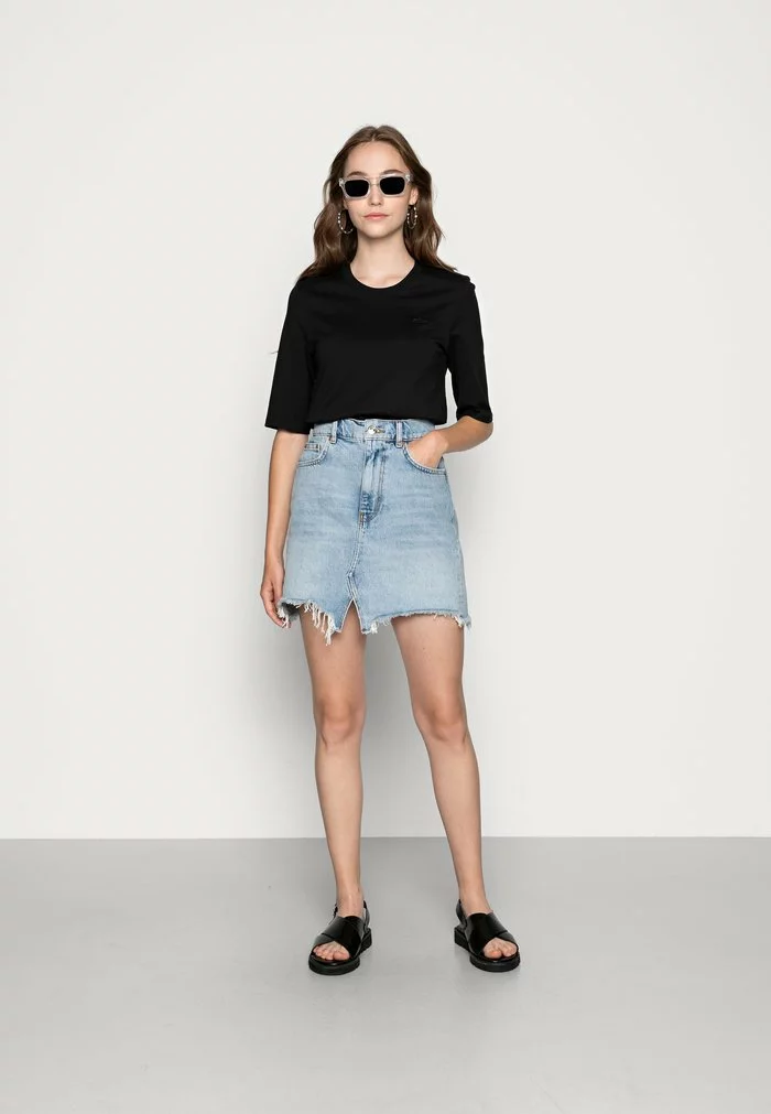 Lacoste T-shirt Basique - Black 2 Lacoste T-shirt Basique - Black – Image 2