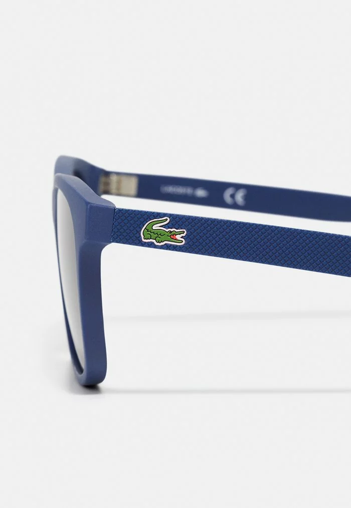 Lacoste UNISEX - Lunettes De Soleil - Matte Dark Blue 5 Lacoste UNISEX - Lunettes De Soleil - Matte Dark Blue – Image 5