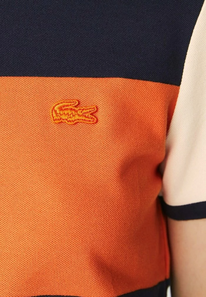Lacoste KURZARM - Polo - Bleu Marine / Orange / Beige / Beige / Bleu Marine 3 Lacoste KURZARM - Polo - Bleu Marine / Orange / Beige / Beige / Bleu Marine – Image 3