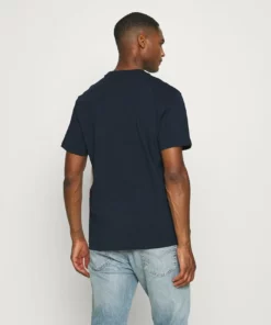 Lacoste T-shirt Imprimé - Marine Viennois-rouge -Lacoste Soldes Magasin c3133b5546ca4f7c997c6760456f34c3