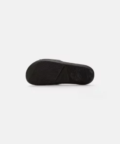Lacoste CROCO SLIDE - Mules - Blk/slv 10 Lacoste CROCO SLIDE - Mules - Blk/slv -Lacoste Soldes Magasin c49a1bbcd44f4845ade40ad70389cb27