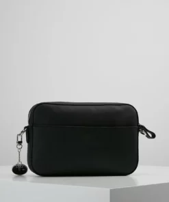 Lacoste SQUARE CROSSOVER BAG - Sac Bandoulière - Black 9 Lacoste SQUARE CROSSOVER BAG - Sac Bandoulière - Black -Lacoste Soldes Magasin cc2a38024dd74541acfd0e1d52774575