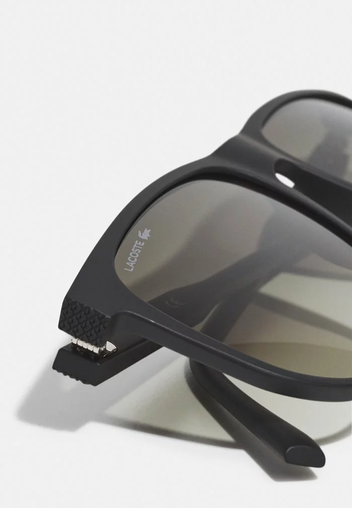 Lacoste UNISEX - Lunettes De Soleil - Matte Black 3 Lacoste UNISEX - Lunettes De Soleil - Matte Black – Image 3