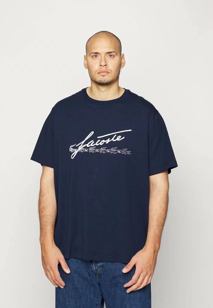 Lacoste PLUS - T-shirt Imprimé - Navy Blue 3 Lacoste PLUS - T-shirt Imprimé - Navy Blue – Image 3