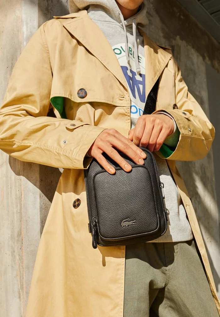 Lacoste SOFT MATE - Sac Bandoulière - Black 4 Lacoste SOFT MATE - Sac Bandoulière - Black – Image 4