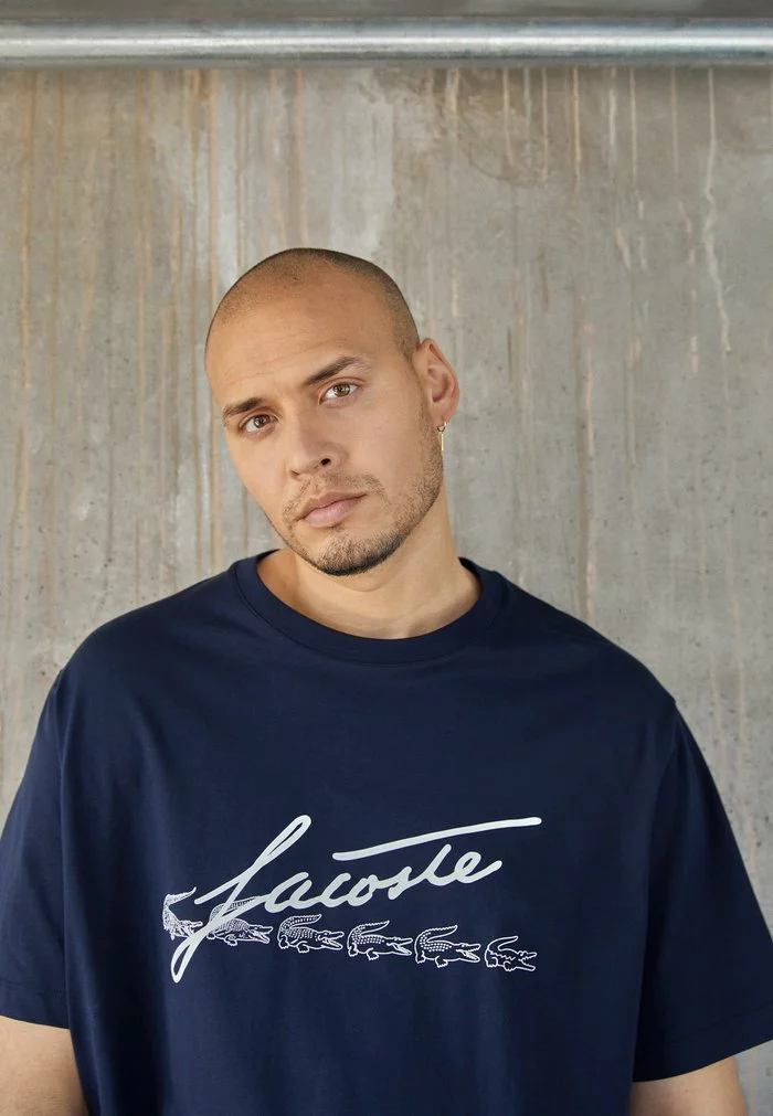 Lacoste PLUS - T-shirt Imprimé - Navy Blue 4 Lacoste PLUS - T-shirt Imprimé - Navy Blue – Image 4
