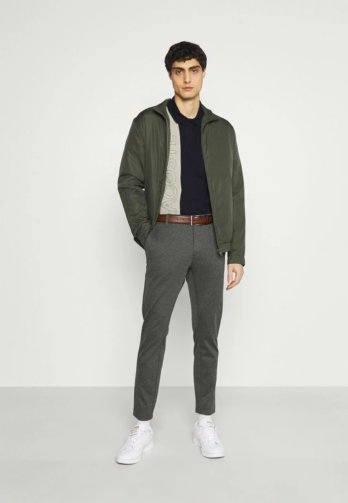 Lacoste Polo - Marine/naturel Clair/rouge 2 Lacoste Polo - Marine/naturel Clair/rouge – Image 2